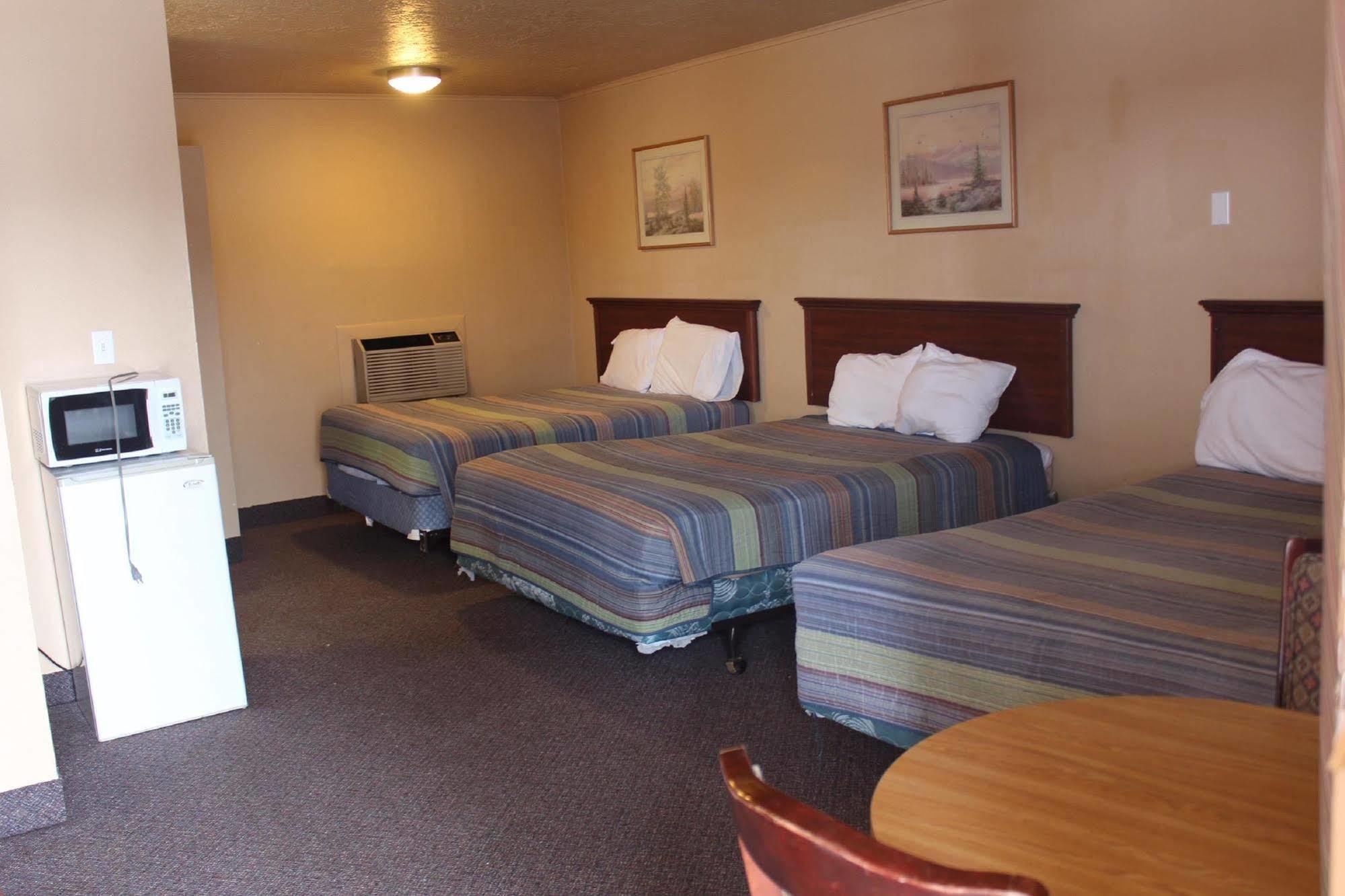 Juniper Motel Madras Exterior photo